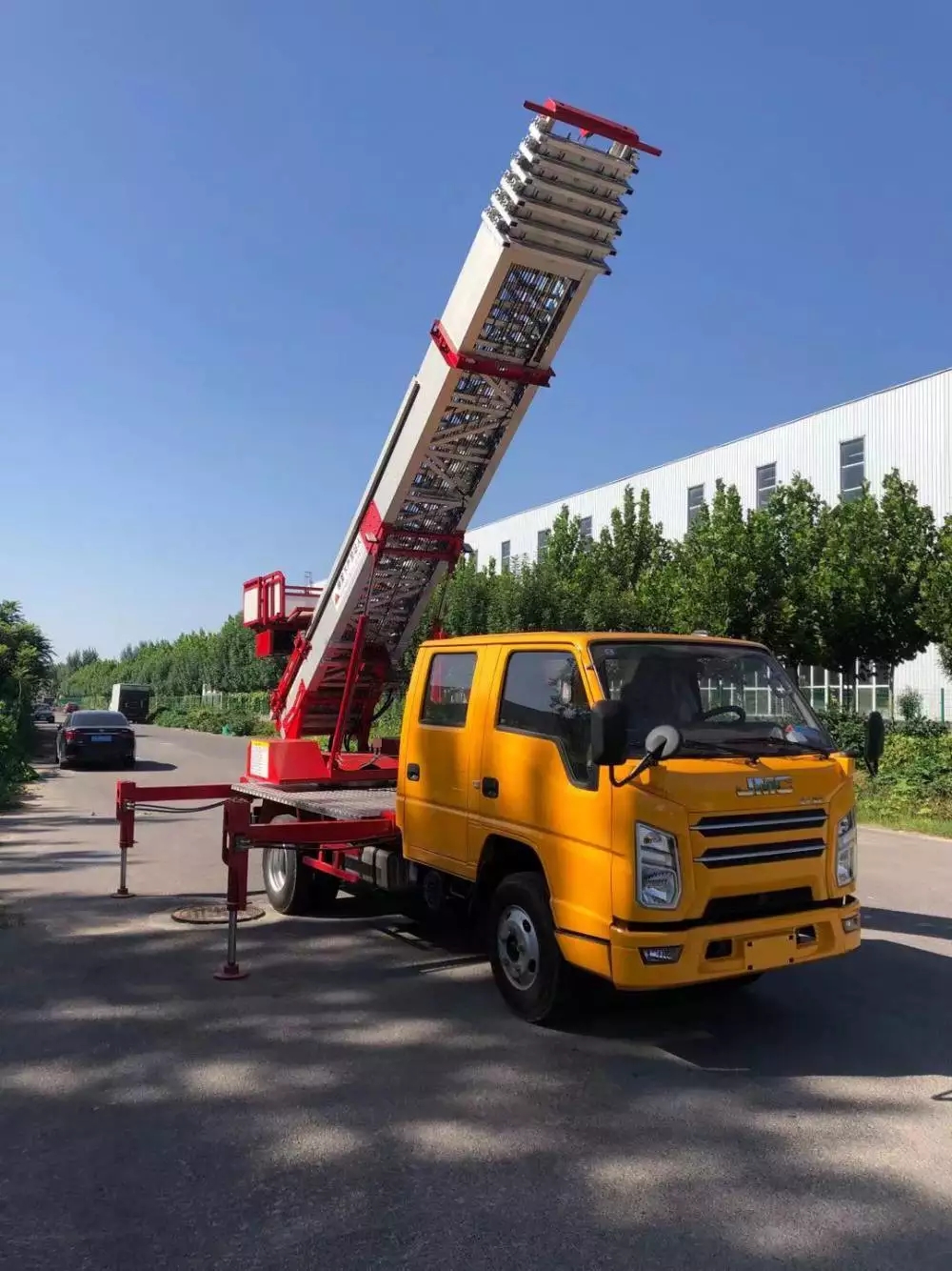 鸡泽县附近的云梯车出租服务：轻松解决高空作业需求